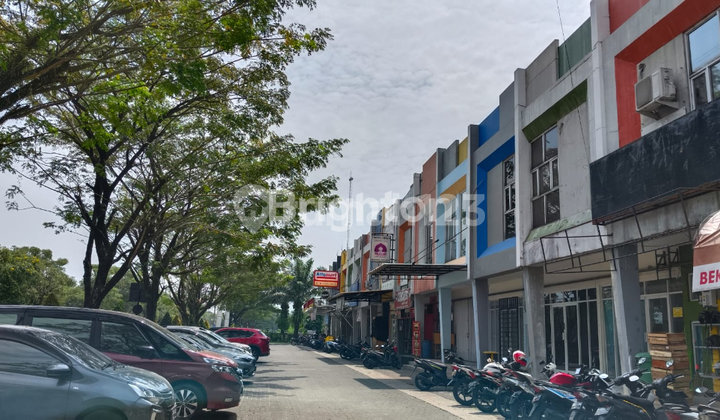 2-STOREY SHOPHOUSE IN A STRATEGIC HOUSING ESTATE IN BOGOR, A STEP AWAY FROM THE TOLL GATE 2