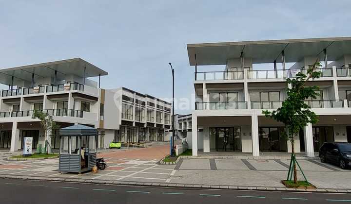 Lake-Facing Shophouse in Maggiore Grande East Lake-Facing Shophouse in Maggiore Grande East