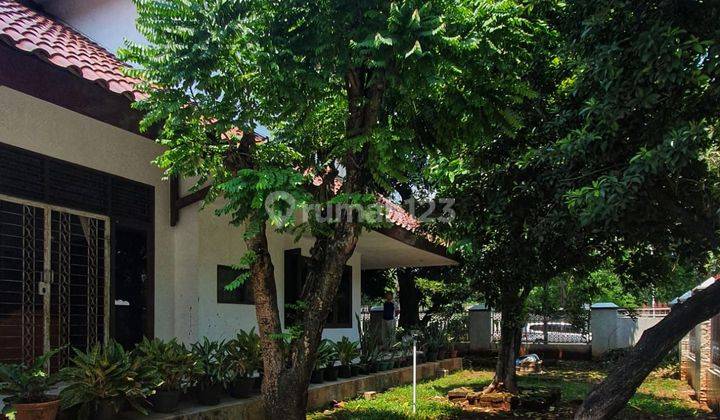 Rumah hook luas terawat harga terjun bebas di Jakarta Timur 1