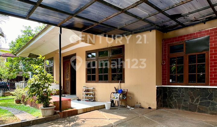 Rumah Hoek Lingkungan Tenang dan Asri di Rawamangun S8784
