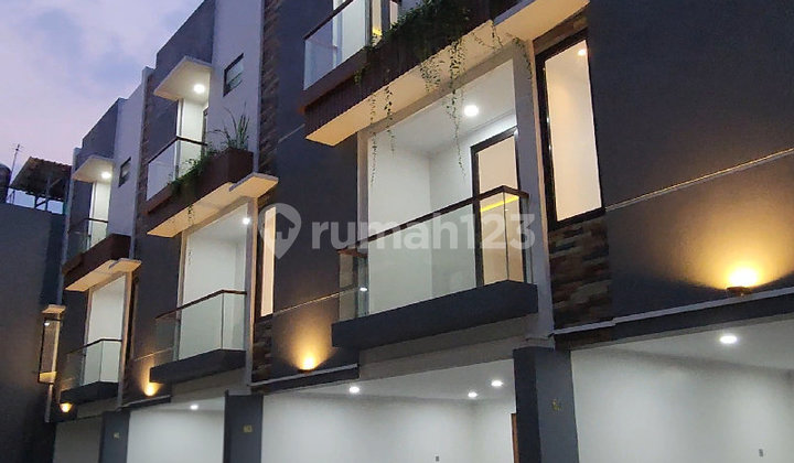 Ready-to-Occupy 3-Story House in Johar Baru, Central Jakarta S8982
