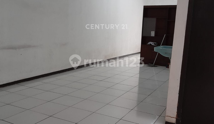 Flood-Free House with Strategic Location in Kelapa Gading S9445 Flood-Free House with Strategic Location in Kelapa Gading S9445
