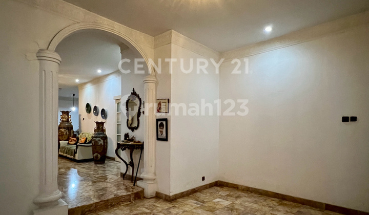 Rumah Vintage 2 Lantai Lokasi Strategis di Kelapa Gading S8808