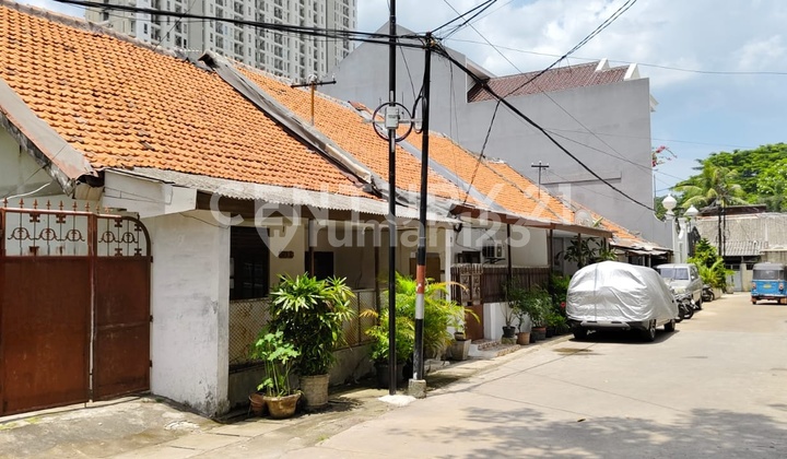 Old House Corner Position Strategic Area in Gunung Sahari S8494