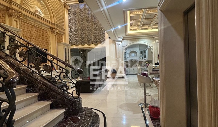 Dijual Rumah Mewah Split Level 4  lantai di Bisma ,