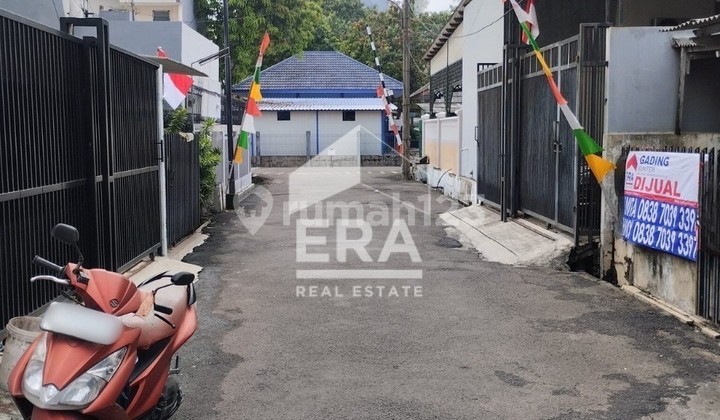 For Sale Old House, in Sunter, two-car street 2