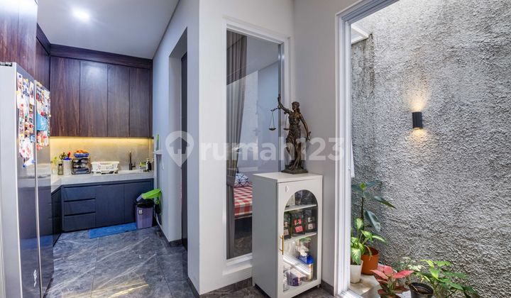 Rumah cantik Terenovasi SHM Strategis  Bintaro, Tangerang Selatan