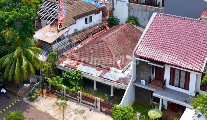 Rare Opportunity in Kebayoran Baru! Rumah strategis di Jl. Kerinci cocok untuk hunian mewah ataupun investasi bernilai tinggi.
