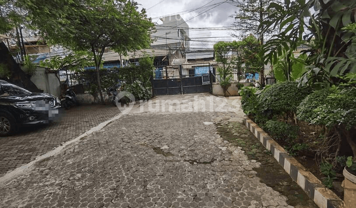 Rumah Besar Dengan Tanah Luas Di Galur Johar Baru S8892 2