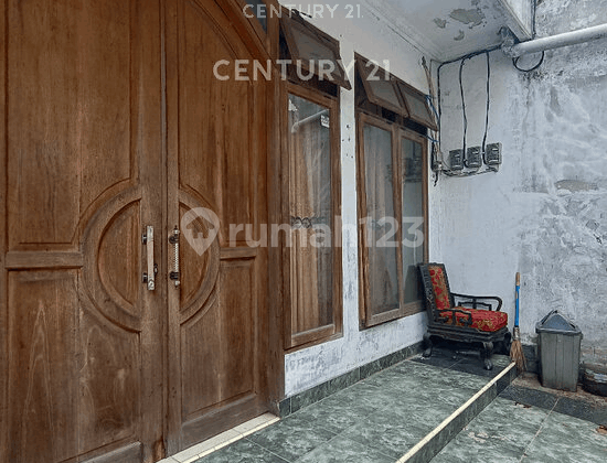 Strategic Ready-to-Occupy House Near School in Tanjung Priok S9551