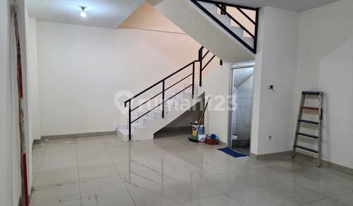 Ready-to-Occupy 3-Story Shophouse on Main Road Leuwipanjang 2