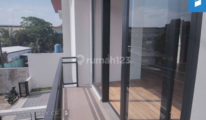 Rumah Bagus Hook 2 Lantai Pusat Kota Semi Furnished Bandung SHM