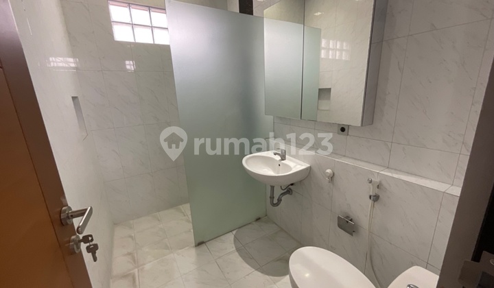 Nice 2.5-story House Ready to Use in Sudirman Wing, Bandung City Nice 2.5-story House Ready to Use in Sudirman Wing, Bandung City