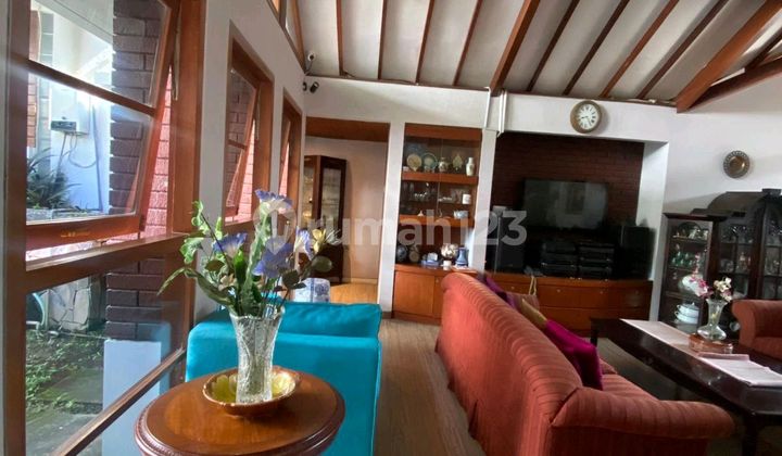 Beautiful Well-Maintained House in North Bandung Dago Area Beautiful Well-Maintained House in North Bandung Dago Area