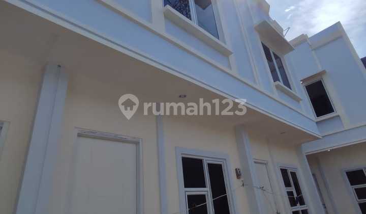 Rumah  Minimalis Modern Dua Lantai di Jakarta Pusat 2