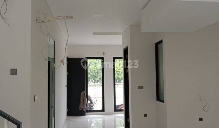 Rumah Tinggal Huni 5 Kamar Tidur 3 Lantai  Didalam Cluster Kawasan Metland Puri Tangerang 2