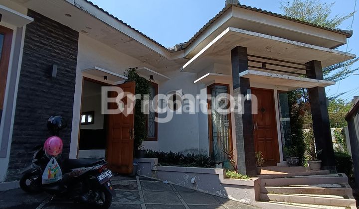 RUMAH BESAR DOWNSLOPE DI JALAN UTAMA AWILIGAR