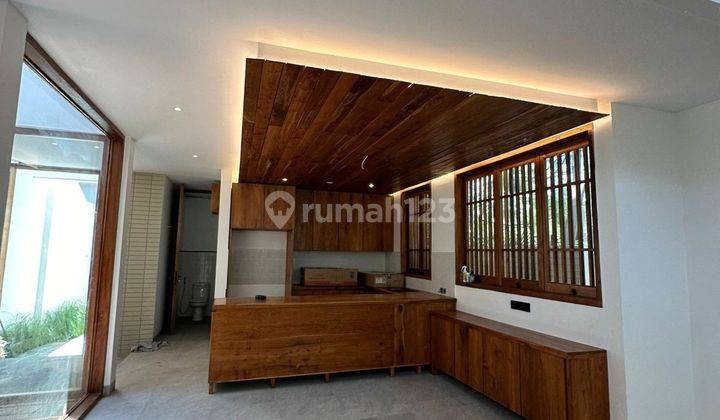 Rumah 2 Lt Full Furnished Konsep Modern Classic Kawasan Bsd City 2