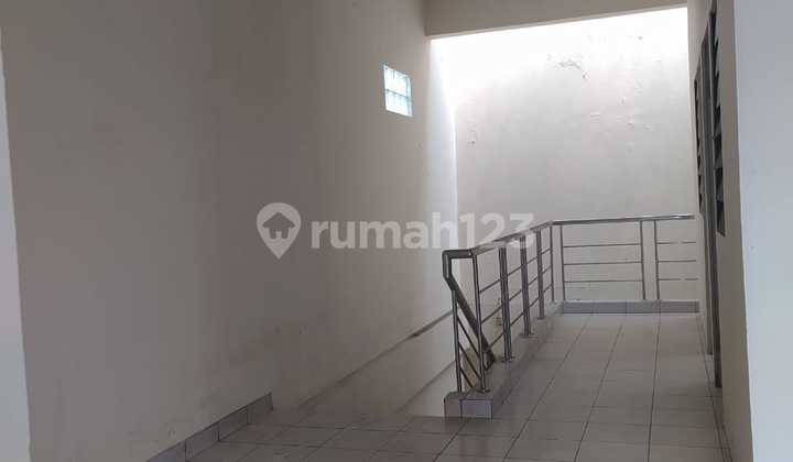 Two and a Half Story Shop House for Sale, Ready to Use on Main Road Otista, Bandung. 2