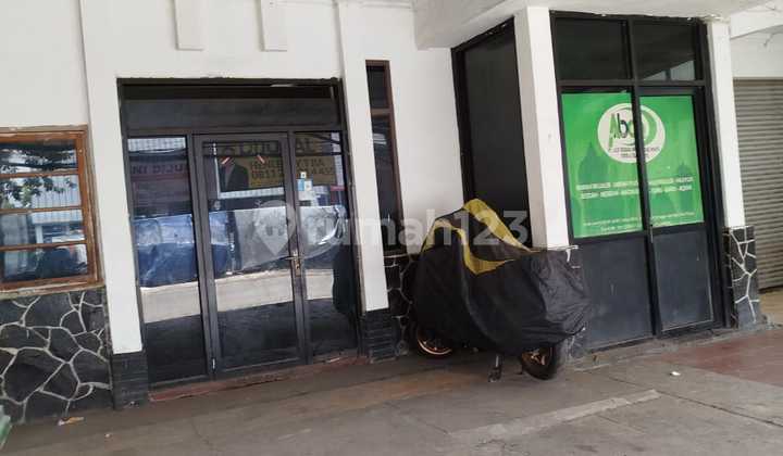 Old House for Sale, Land Area Included, in Kembar Sayap Sriwijaya. 2