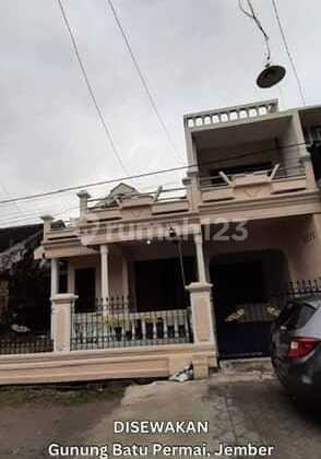 DISEWAKAN Rumah 3 lantai Tengah Kota Jember