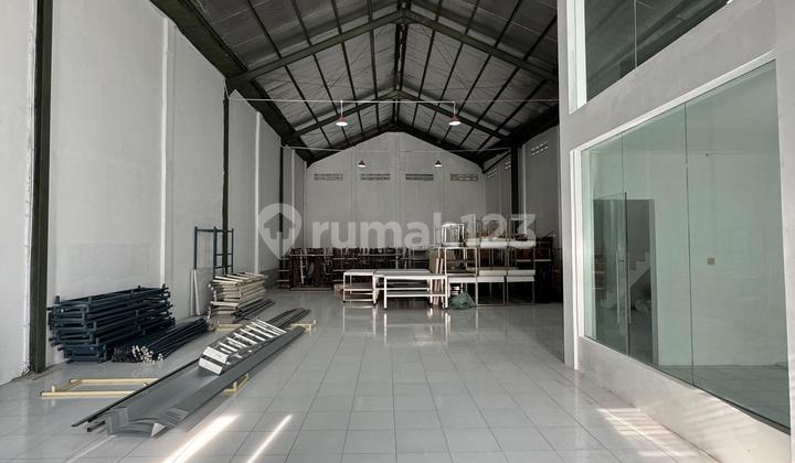Ready-to-use warehouse just 5 minutes to the Symphonia Gading Serpong traffic light. Ready-to-use warehouse just 5 minutes to the Symphonia Gading Serpong traffic light.