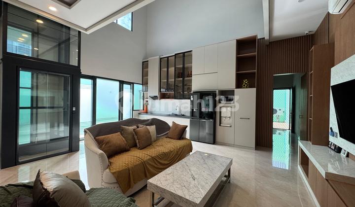 Rumah mewah banget di Alam Sutera ada lapangan dan pool TERMURAH