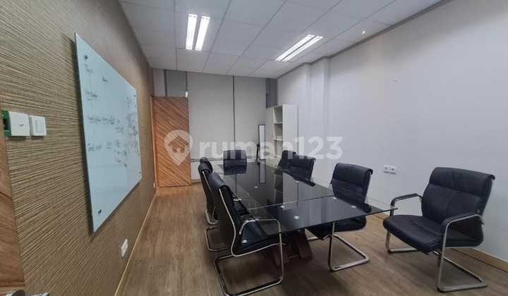  Sewa Kantor Semi Furnish 158 m2 di Menara Palma Kuningan Hrg Tjangkau