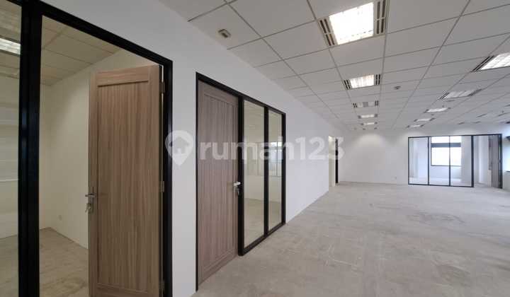 Office for Rent 156 M2 at Sampoerna Strategic Sudirman, Renovation Free