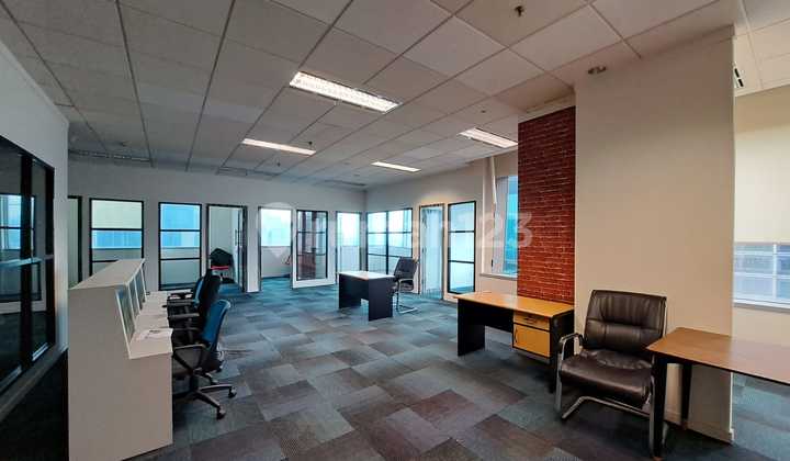 Sewa Murah Kantor Siap Huni 199 M2 di Menara Palma Kuningan, Nego