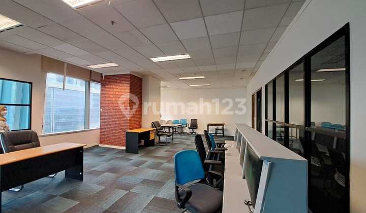 Sewa Murah Kantor Siap Huni 199 M2 di Menara Palma Kuningan, Nego