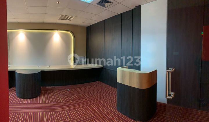 Sewa Kantor Exclusive 214 m2 Semi Furnish di Menara Karya Kuningan