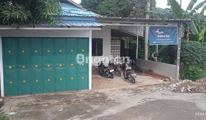 RUMAH  PINGGIR JALAN POROS BESERTA KAMAR KOST 1