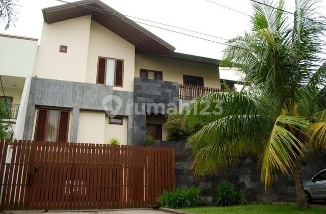 House in Pondok Indah with a Large Backyard and Swimming Pool 1