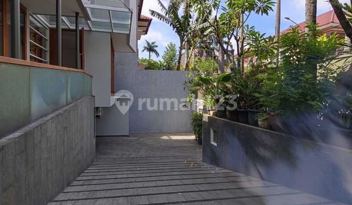 Classic House At Pondok Indah With Backyard And Private Pool 2