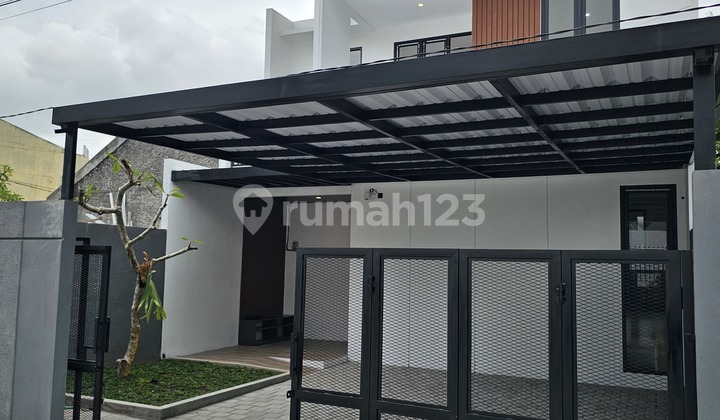 Rumah Mewah Kontemporer Semi Furnish Dekat Hotel Sheraton Maguwo. Jogja