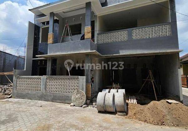 RUMAH 2 LANTAI BESAR MURAH DEKAT STADION MAGUWOHARJO 2