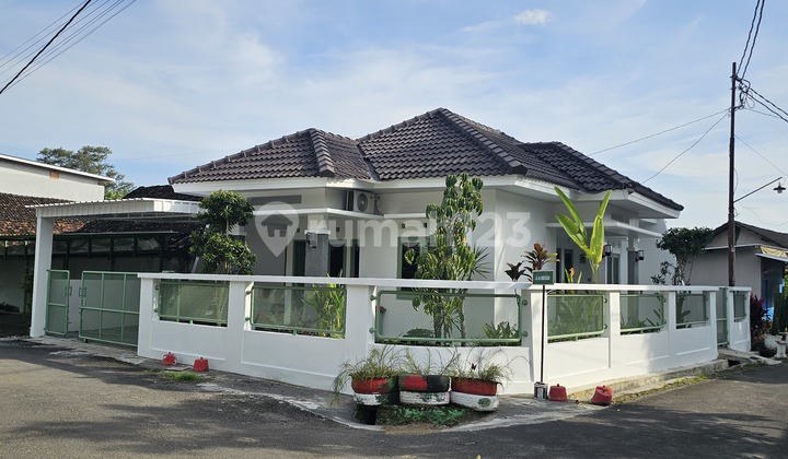 Vintage Hook Large House Near Mosque in Tajem Maguwo, Yogyakarta 2