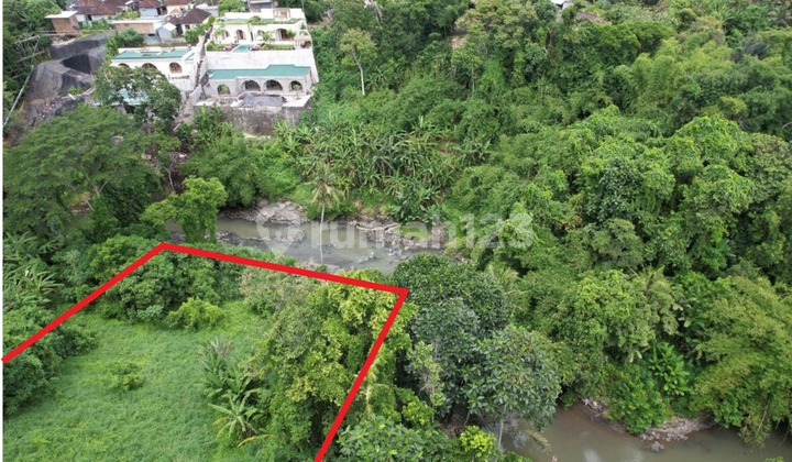 Riverfront Land with Beautiful Natural Scenery