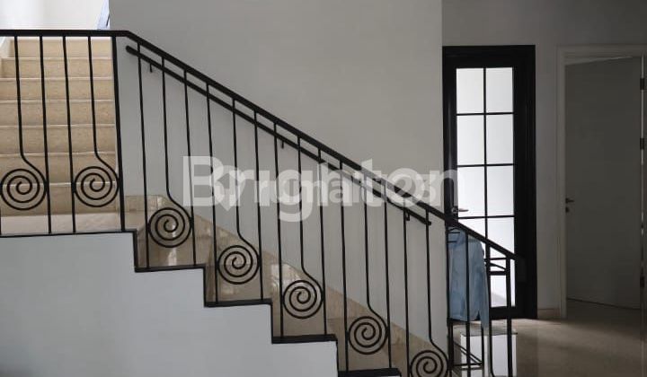 A magnificent 3-story American Classic-style house 2