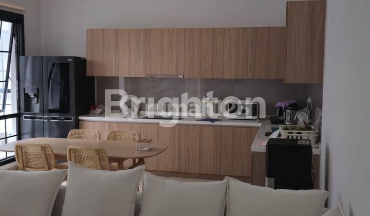 Rumah megah 3 lantai bergaya American Classic Rumah megah 3 lantai bergaya American Classic