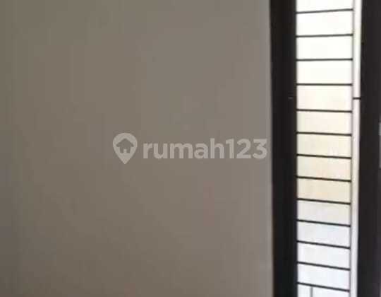 Rumah 1Lt Full Renov Siap Huni di Cluster Baltic, Segara City. Bekasi. Lokasi Strategis 3 KM Dekat Pintu Tol Tarumajaya Cibitung. Dekat Pasar Bojong Tarumajaya. 2