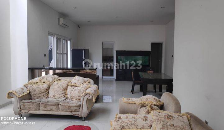 Rumah 2 Lantai Bagus Semi Furnished di Pakuwon City, Surabaya 2