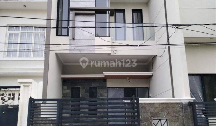 Rumah 2 Lantai Baru Semi Furnished SHM di Mulyosari, Surabaya 1