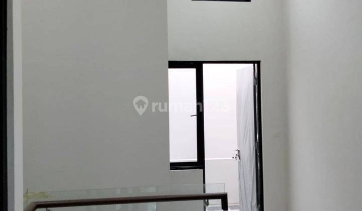 Rumah 2 Lantai Baru Semi Furnished SHM di Mulyosari, Surabaya 2