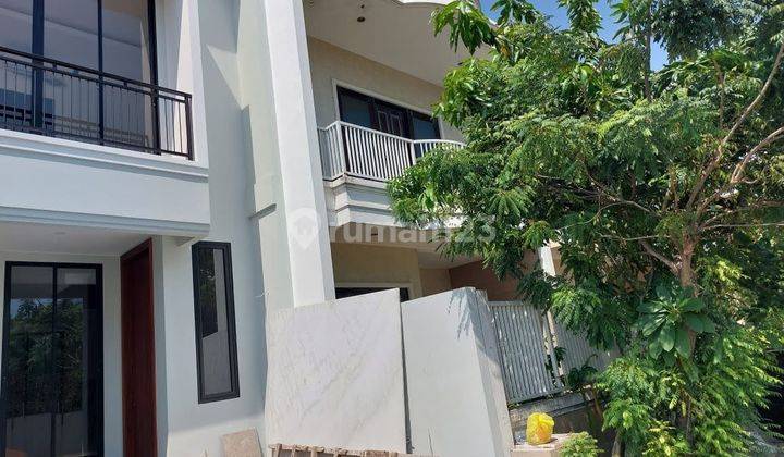 Rumah 2 Lantai Bagus SHM di Pakuwon Indah Villa Valensia 2