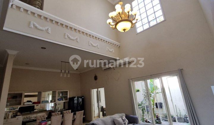 Rumah Ciamik 2,5 Lantai di Pakuwon Indah Konsep Clasic Modern Furnish Siap Huni