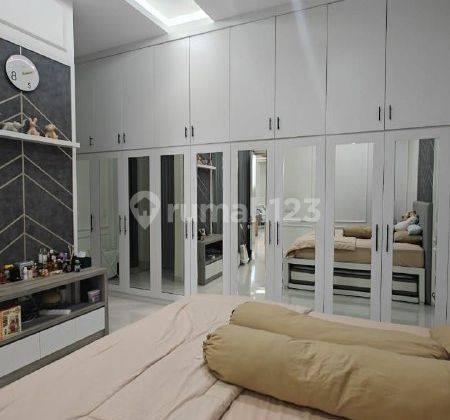 Rumah 3 Lantai Bagus Furnished di Pakuwon Indah Dekat Graha Citraland 2