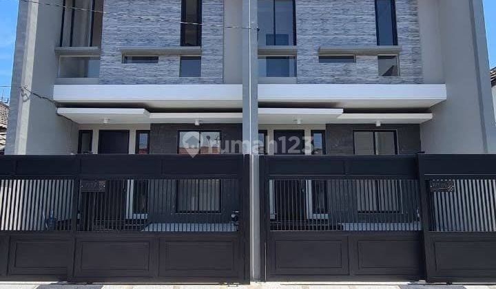 Rumah 2 Lantai Baru Semi Furnished SHM di Semolowaru, Surabaya 1