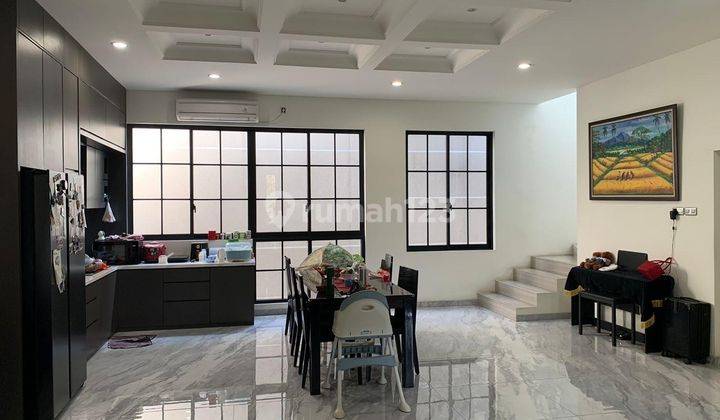 Rumah 2 Lantai Bagus Semi Furnished di Pakuwon Indah Dekat Citraland Graha 2